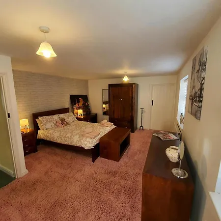 Charming 5-bed In Old Sodbury Casa de Férias Bristol