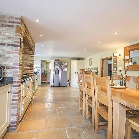 Charming 5-bed In Old Sodbury *